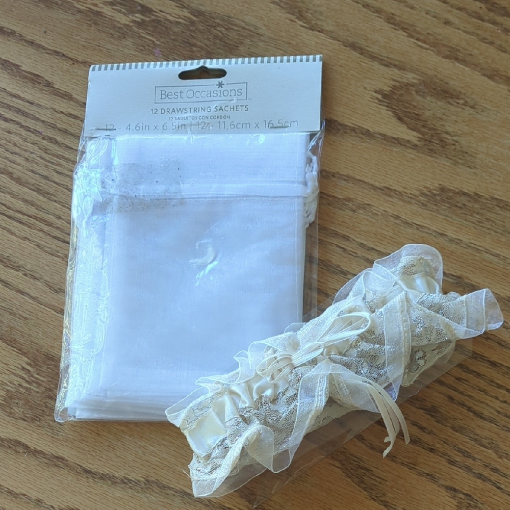 Cream/Off White Lace Garter And 12 Organza Drawstring Sachet Bags. NWT